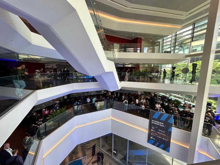 Hall Teatro B32.jpg
